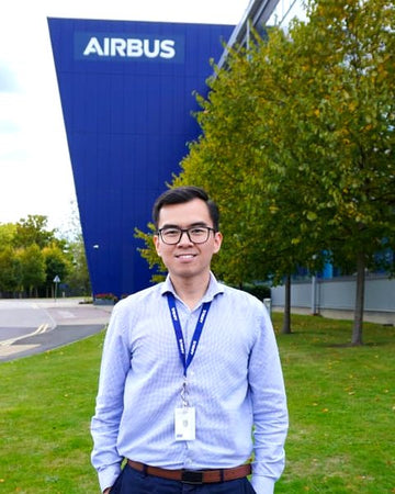 Rivaldy berdiri di depan gedung Airbus di Inggris